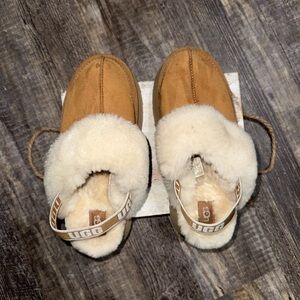 Ugg Women’s Funkette Slipper size 8. Good used condition. Chestnut color.